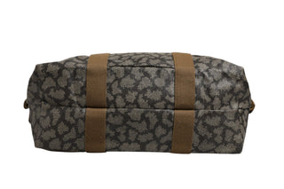 Bolso de lona con patrón verde y marrón tipo duffel
