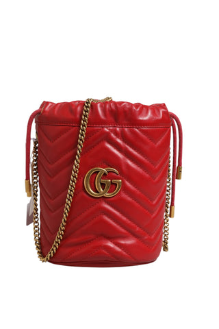 Bolso tipo cubo GG Marmont de piel de becerro acolchada con diseño Chevron rojo  