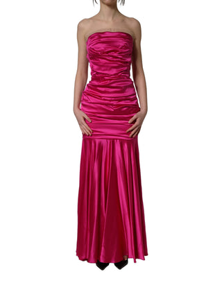 Vestido largo sin tirantes de satén fruncido rosa fuerte