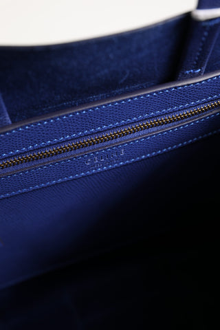 Bolso tote azul con detalles dorados