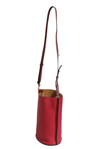 Bolso tipo cubo Gate de cuero frambuesa y vino
