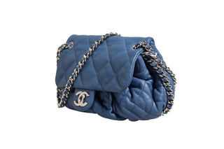 Bolso con solapa y cadena alrededor