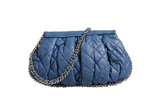 Bolso con solapa y cadena alrededor