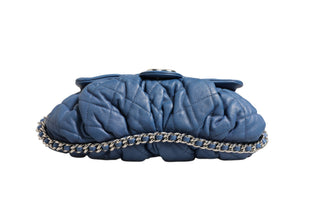 Bolso con solapa y cadena alrededor