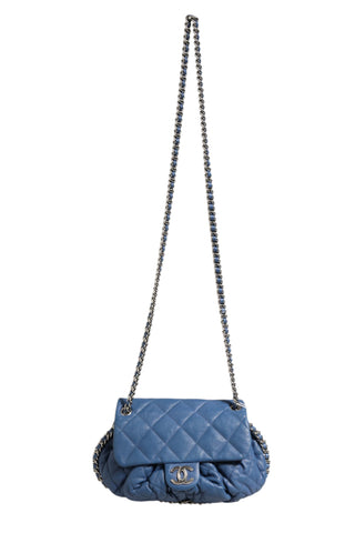 Bolso con solapa y cadena alrededor