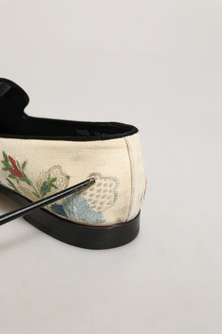 Zapatos mocasines con bordado floral blanco  