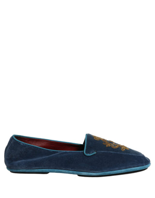 Zapatos mocasines de terciopelo azul con bordado de corona  