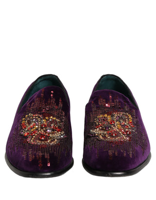 Zapatos mocasines de terciopelo violeta con pedrería y lentejuelas  
