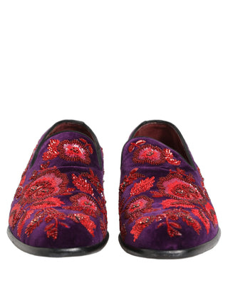 Zapatos mocasines adornados con cuentas rojo violeta  