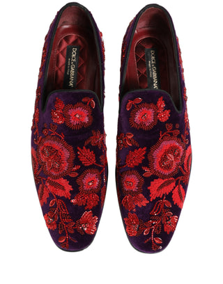 Zapatos mocasines adornados con cuentas rojo violeta  
