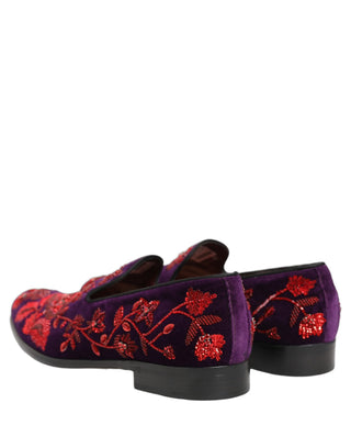 Zapatos mocasines adornados con cuentas rojo violeta  