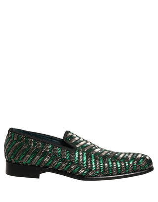 Zapatos mocasines plateados con adornos verdes de vestir