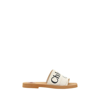 Weiße flache Sandalen aus Baumwolle