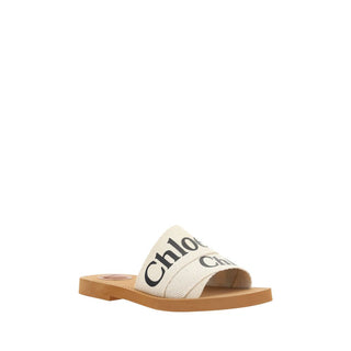 Weiße flache Sandalen aus Baumwolle
