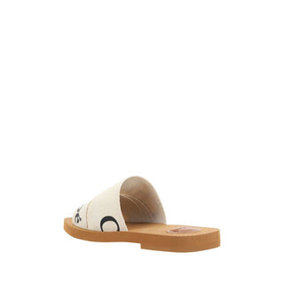 Weiße flache Sandalen aus Baumwolle
