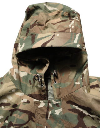 Abrigo con capucha multicolor de camuflaje  