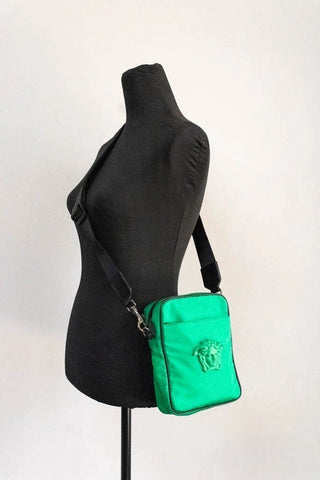 Versace Kleine hellgrüne Umhängetasche aus Nylon mit Medusa