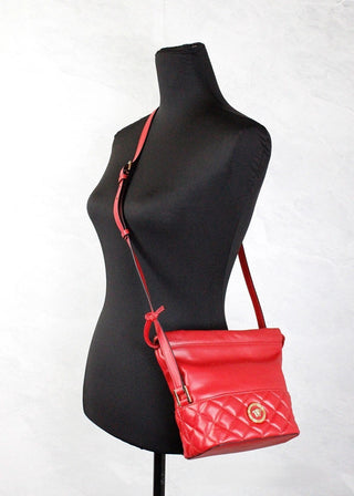 Bolso bandolera tipo saco de cuero rojo acolchado con cordón de Versace