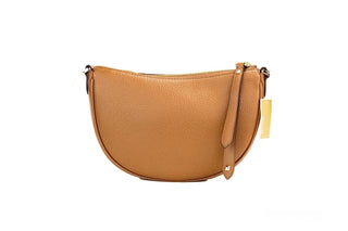 Bolso bandolera pequeño Dover de cuero granuloso en forma de media luna de Michael Kors