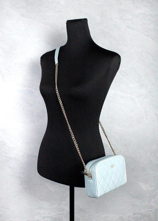 Bolso bandolera cámara mini Carey de piel lisa acolchada Wild Sage de Kate Spade