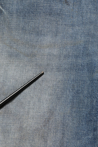 Jeans de mezclilla azul de algodón desgastados y rectos  