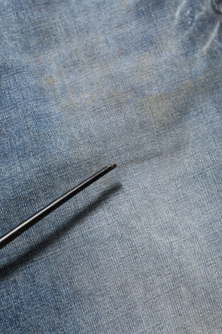 Jeans de mezclilla azul de algodón desgastados y rectos  