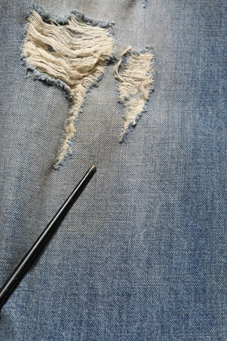 Jeans de mezclilla azul de algodón desgastados y rectos  