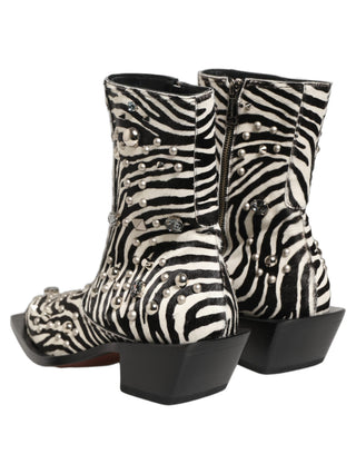 Botas negras y blancas con estampado de cebra y adornos
