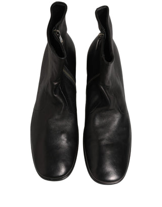 Botines cortos con logo de cuero negro