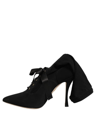 Botas negras de tacón stiletto hasta media pantorrilla