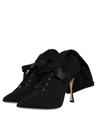 Botas negras de tacón stiletto hasta media pantorrilla