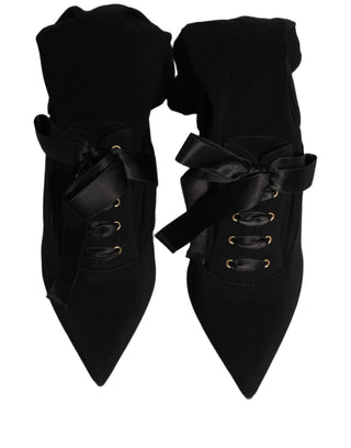 Botas negras de tacón stiletto hasta media pantorrilla