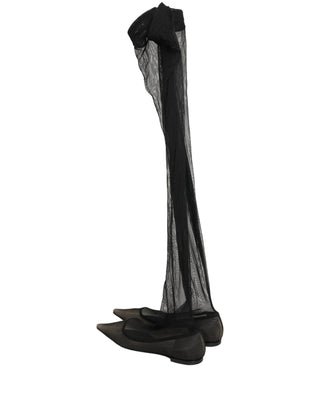 Botas planas negras de tul por encima de la rodilla