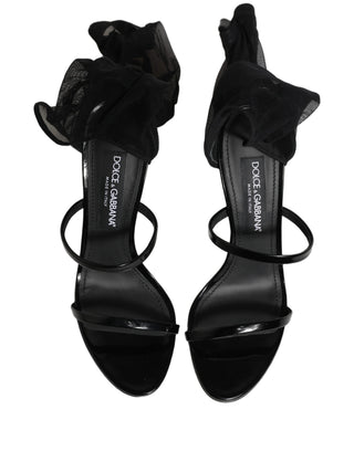 Botas altas con calcetines y sandalias de tacón stiletto negras