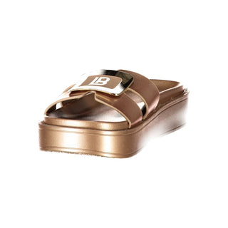 Sandalia bronce de poliuretano para mujer