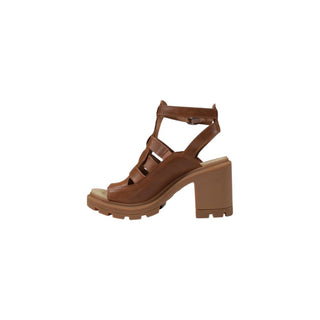 Sandalias beige de cuero con correa