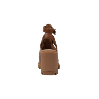 Sandalias beige de cuero con correa
