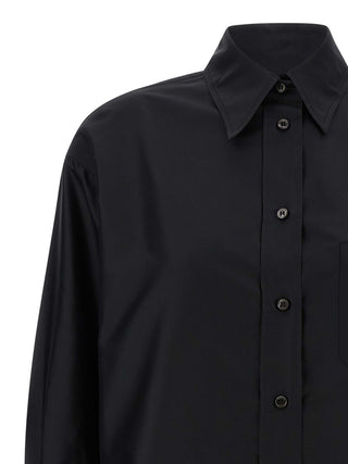 Blusa de seda negra