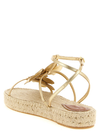 Sandalias planas doradas de cuero