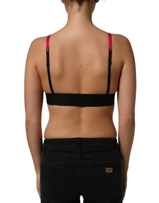 Top corto tipo bralette rosa con cristales decorativos