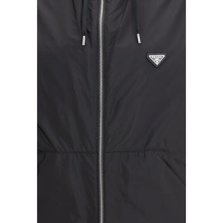 Chaqueta con capucha negra de poliamida reciclada