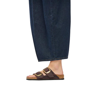 Sandalias planas de cuero marrón