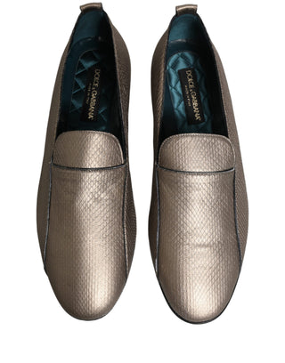 Zapatos mocasines plateados de cuero con logo sin cordones