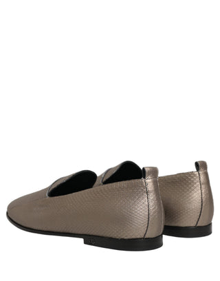 Zapatos mocasines plateados de cuero con logo sin cordones