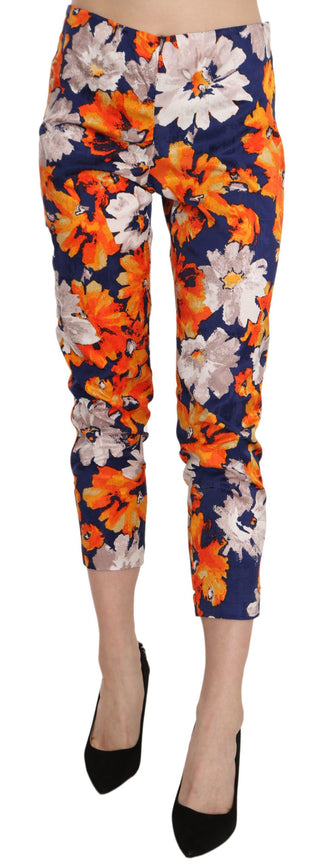 Blaue Hose mit Blumenmuster, eng geschnitten