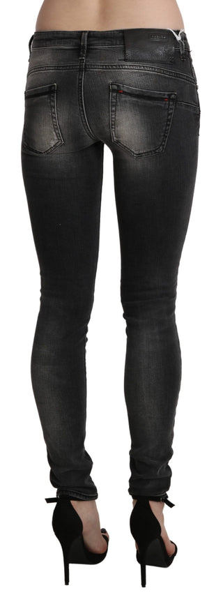 Schwarze, grau gewaschene, schmale Hose aus Baumwoll-Denim