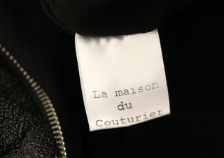 Mono de cuero negro