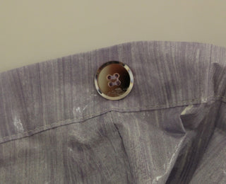 Falda envolvente de viscosa morada por encima de la rodilla