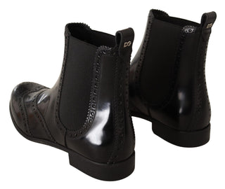 Schwarze knöchelhohe flache Stiefel aus Leder