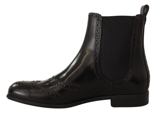 Schwarze knöchelhohe flache Stiefel aus Leder